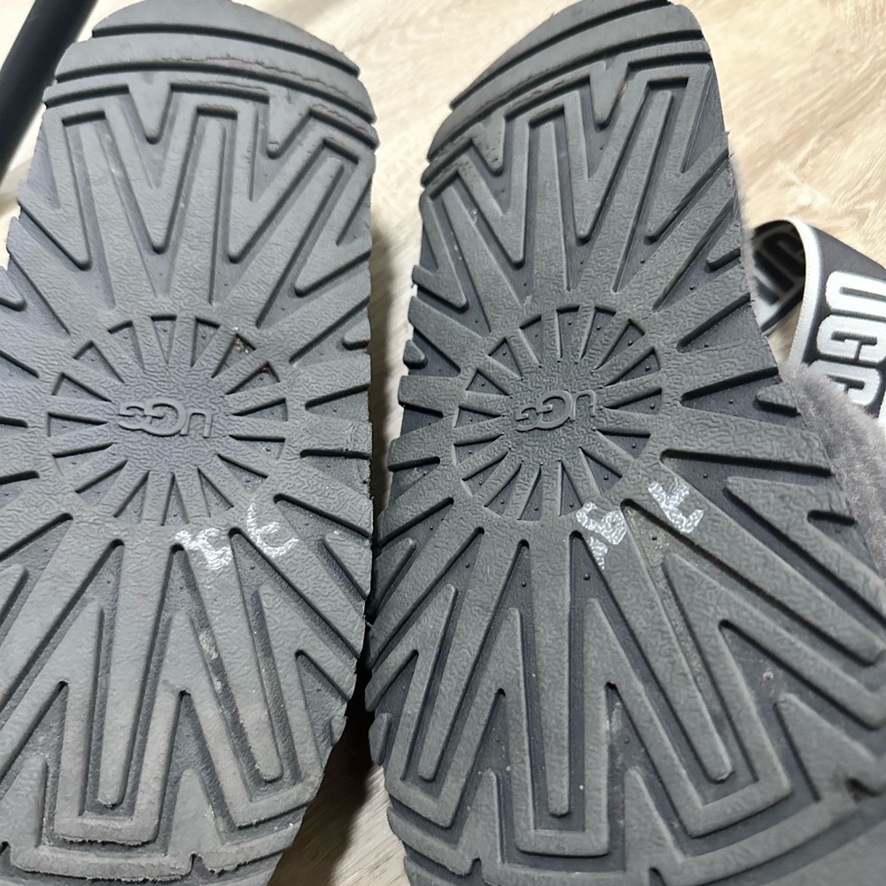 UGG Women’s Charcoal Fluffy Slippers - Picture 3 of 6
